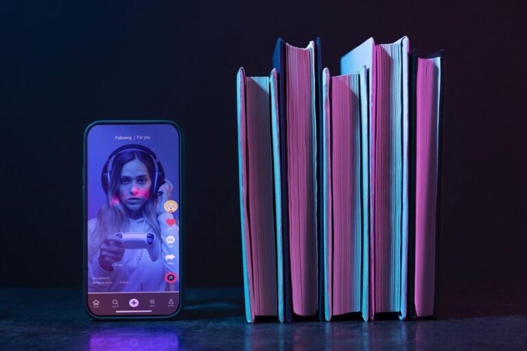 Darum brauchen Schule eine digitale Identität! Ein Handy steht neben einem Stapel Bücher.